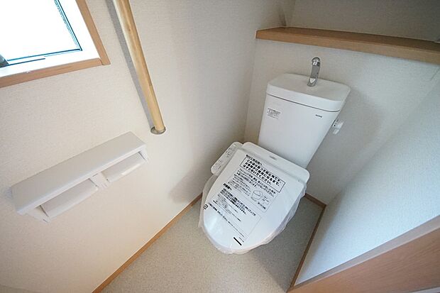 【同仕様写真(その他内観)】トイレは各階にご用意。ウォシュレット機能付き(A号棟同仕様)
