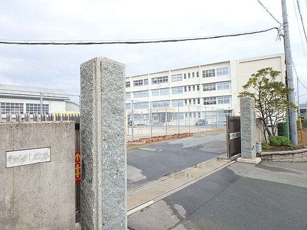 新宮町立新宮中学校(約1,200m・徒歩15分)