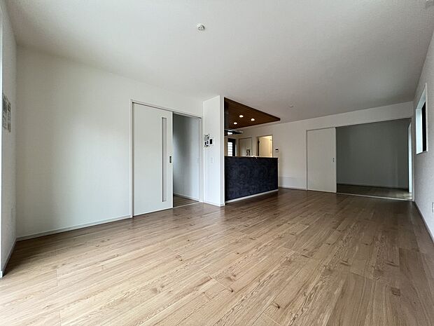 【リビング】家族団らんにピッタリの明るいリビング 是非現地でご体感ください(1号棟)