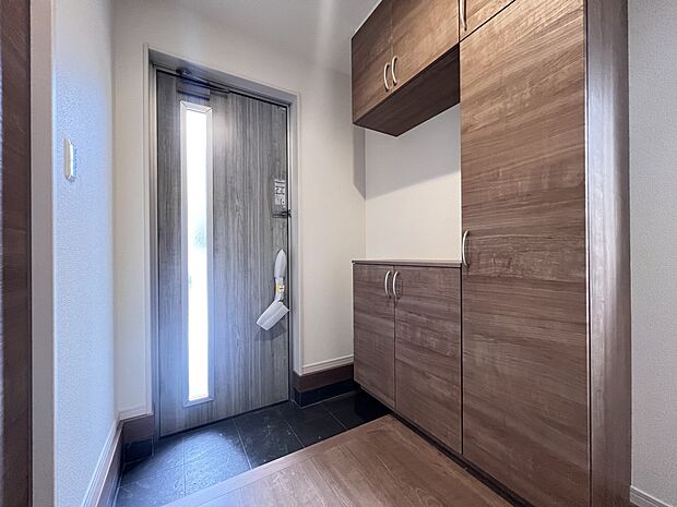 【同仕様写真(その他内観)】シューズボックス付きの玄関(同仕様)