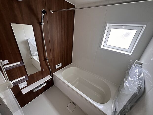 【浴室】1坪タイプのバスルーム!浴室暖房乾燥機付きで、いつでも快適にお過ごしいただけます (1号棟)