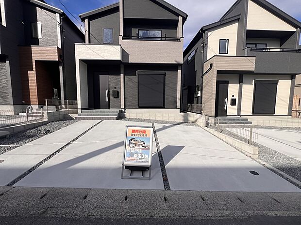 【駐車場】お車は2台並列で駐車可能です(2号棟)