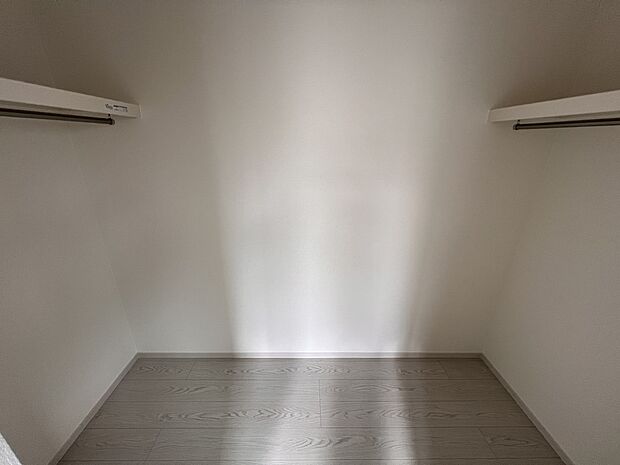 【ウォークインクローゼット】ウォークインクローゼットは2部屋にご用意いたしました(3号棟)