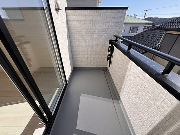 【バルコニー】6帖の洋室から出入り可能なバルコニー 陽当り良好です!(2号棟)