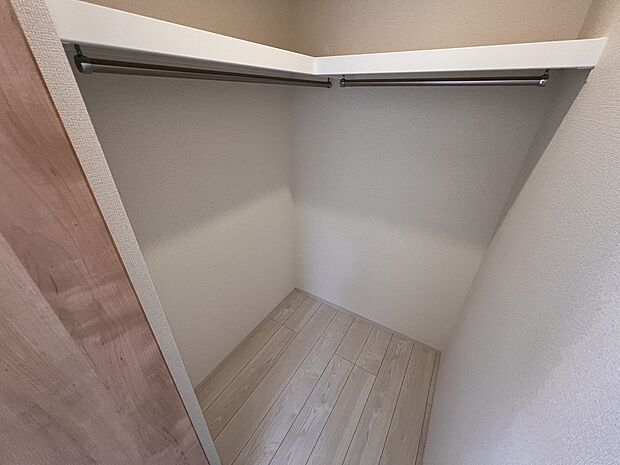 【ウォークインクローゼット】ハンガーパイプ付きのウォークインクローゼット(2号棟)