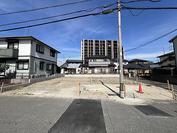 【現地外観写真】全2棟現地 左:1号棟 右:2号棟