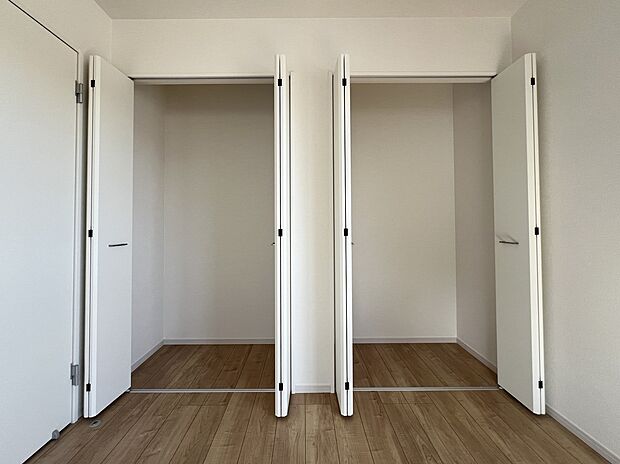 【同仕様写真(その他内観)】クローゼット収納(1号棟同仕様)