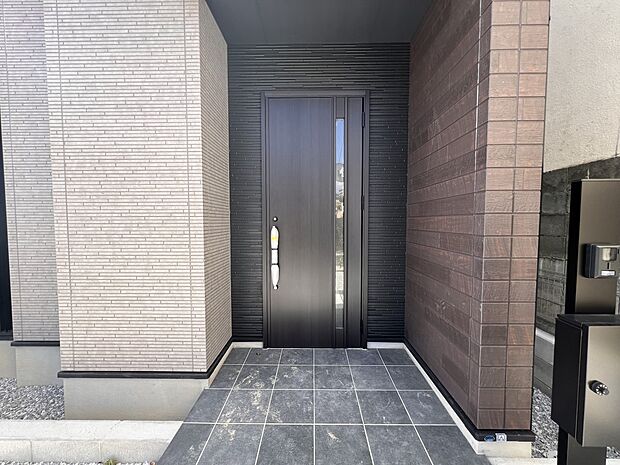 【現地外観写真】玄関アプローチ