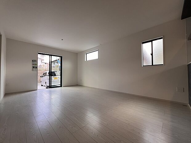 【リビング】3面採光の明るい自然光が差し込む居心地の良いリビングルームはご家族の憩いの場として大活躍の空間です