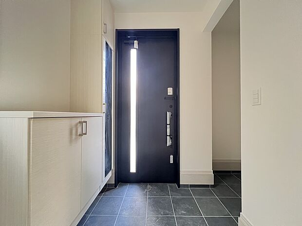 【TVモニター付きインターフォン】シューズボックス、シューズインクローク付の収納豊富な玄関スペース