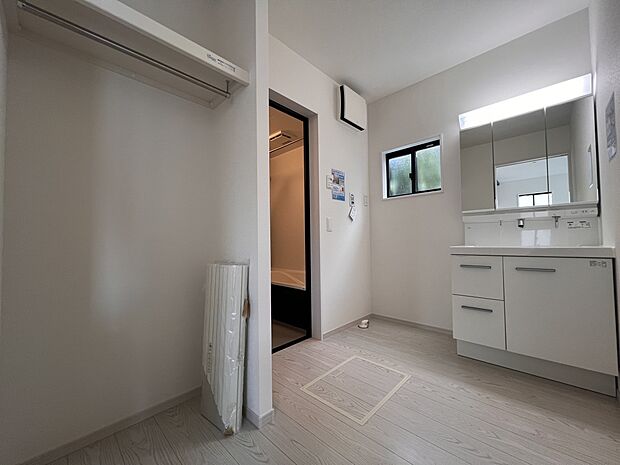 【洗面台・洗面所】収納スペース付の広めの洗面所