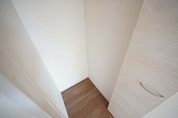 【同仕様写真(その他内観)】全居室収納完備(1号棟同仕様)