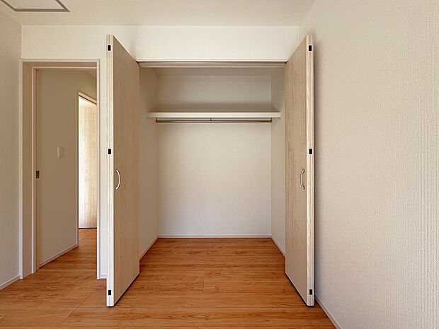 【同仕様写真(その他内観)】2階全居室に収納スペースを完備しております(1号棟同仕様)