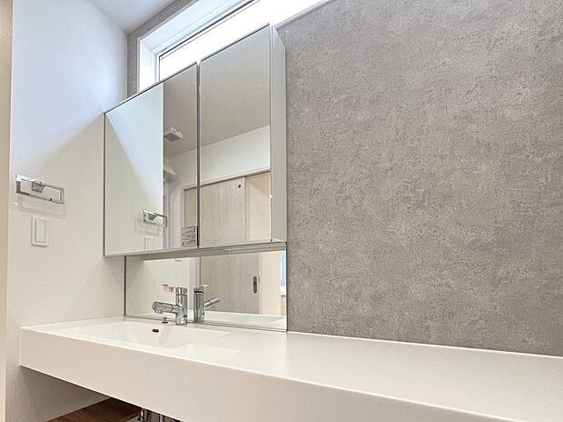 【同仕様写真(その他内観)】三面鏡仕様のお洒落な洗面化粧台 脱衣所は広々設計です(2号棟同仕様)