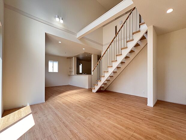 【同仕様写真(リビング)】20.75帖のリビングイン階段仕様おリビングルーム ご家族の憩いの場として大活躍(同仕様)