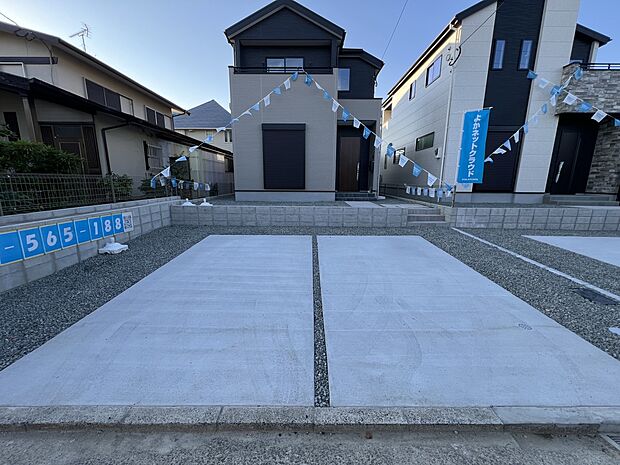 【駐車場】お車は2台並列で駐車可能です(1号棟)