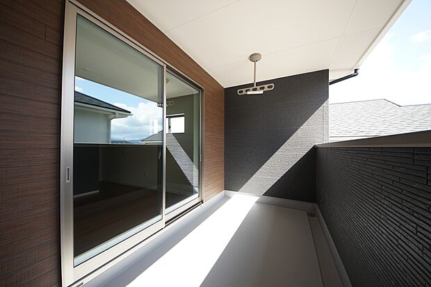 【同仕様写真(その他内観)】洋室7帖からアクセス可能なバルコニー(同仕様)