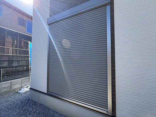 【防犯設備】外観を損なわないシンプルなデザインのシャッター。防犯や台風対策に効果的です(同仕様)