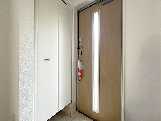【同仕様写真(その他内観)】収納付きの玄関スペース(1号棟同仕様)