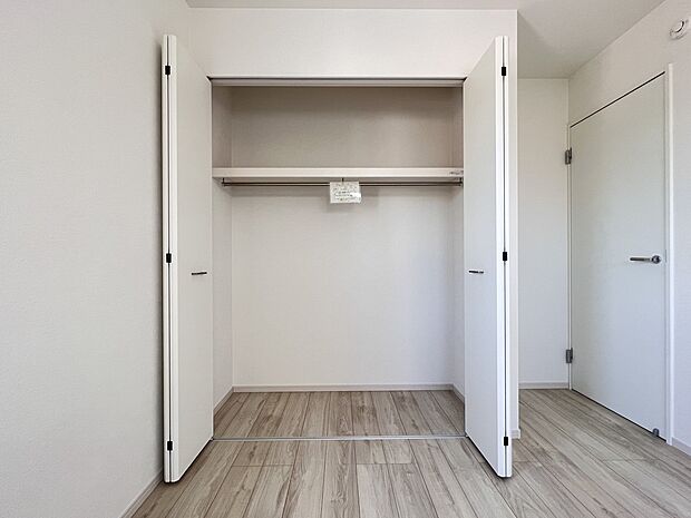 【同仕様写真(その他内観)】クローゼット収納（2号棟同仕様）