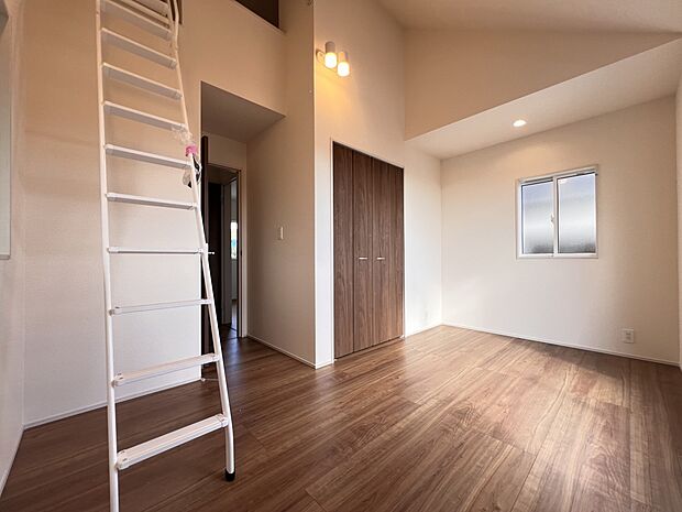 【洋室】6.12帖の洋室はロフト、収納スペース、バルコニー付のお部屋(1号棟)