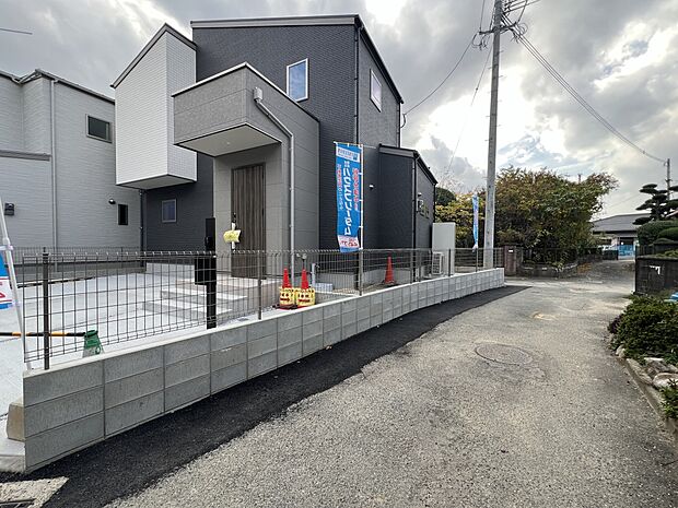【前面道路含む現地写真】接道：西側3.2ｍ公道  セットバック有