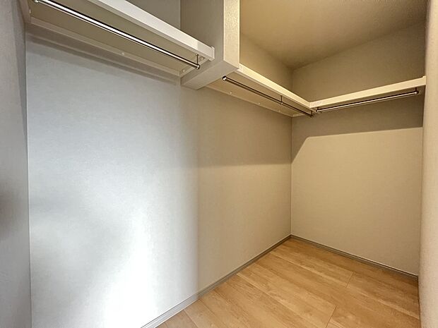 【ウォークインクローゼット】ハンガーパイプ付きの広々ウォークインクローゼット