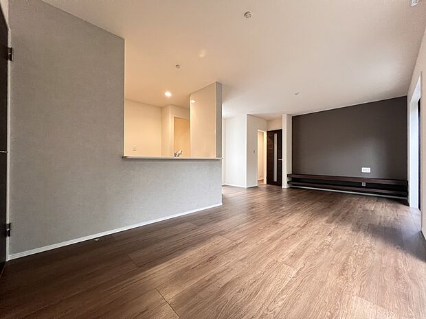 【リビング】LDK17.75帖 テレビ台としても重宝するカウンター付きです!