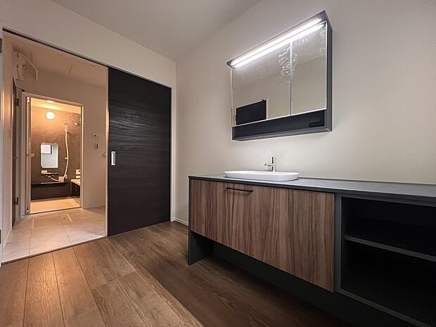 【洗面台・洗面所】広めの洗面室 ホテルライクなお洒落な洗面化粧台を設置しました