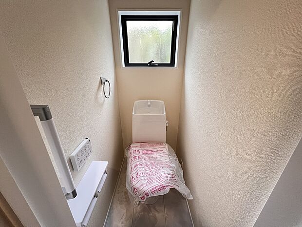 【トイレ】トイレは各階にご用意。ウォシュレット機能付き