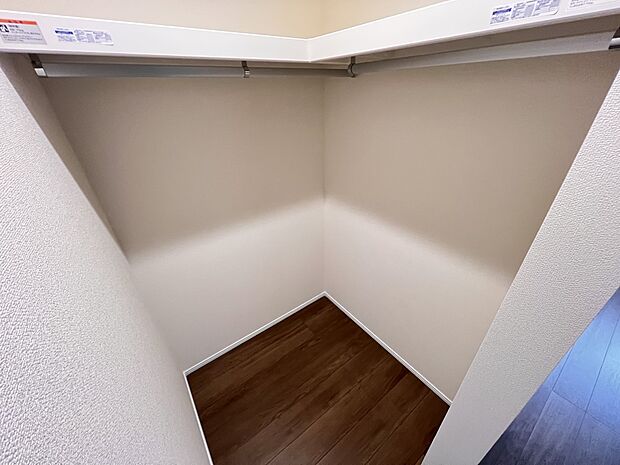 【ウォークインクローゼット】ハンガーパイプ付きのウォークインクローゼット