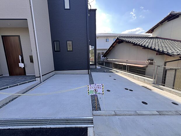 【駐車場】お車は2台並列で駐車可能です(2号棟)