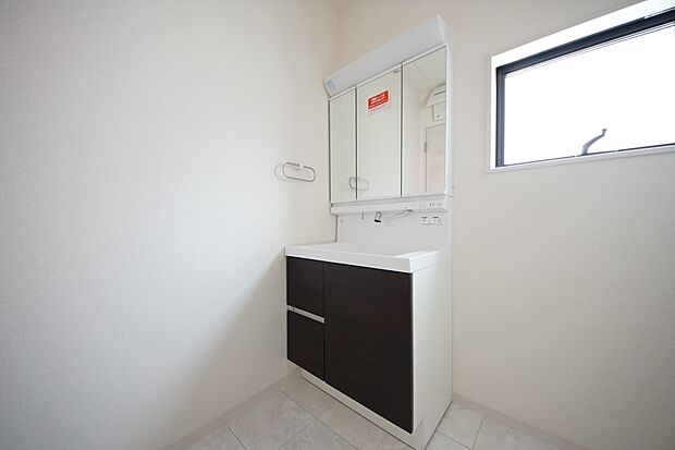 【同仕様写真(その他内観)】三面鏡仕様の洗面化粧台(2号棟同仕様)