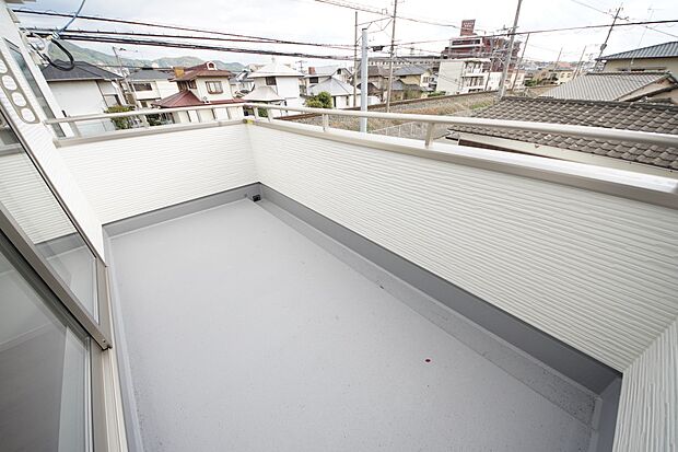 【同仕様写真(その他内観)】南向きのバルコニーは陽当たり良好です(3号棟同仕様)