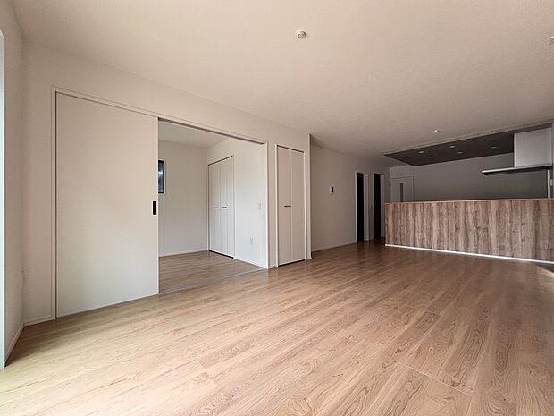 【リビング】18帖の広々リビングルームは嬉しいファミリークローク付のゆとりある空間です（1号棟）