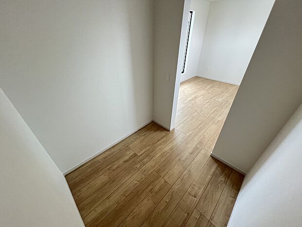 【同仕様写真(その他内観)】ウォークインクローゼット(2号棟同仕様)