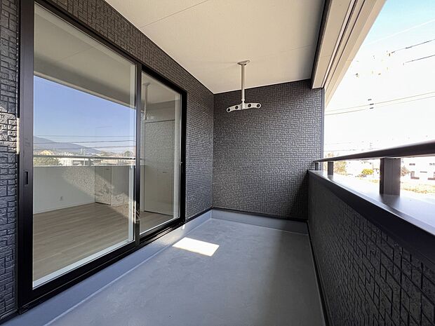 【同仕様写真(その他内観)】北東向きのインナーバルコニー(1号棟同仕様)