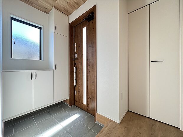 【玄関】シューズボックス付の玄関は明るい印象に仕上がりました