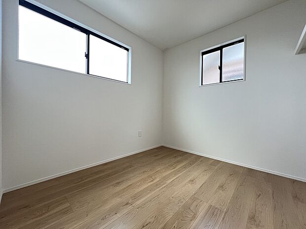 【洋室】洋室4.5帖 2面採光、収納スペース付き(1号棟)