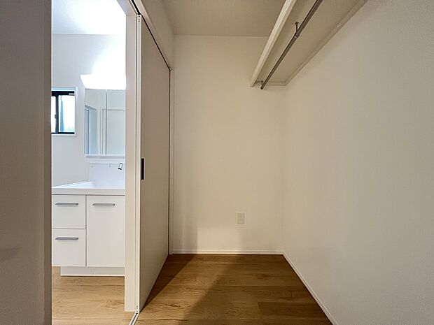 【収納】リビング、脱衣所から出入り可能のファミリークローク(1号棟)