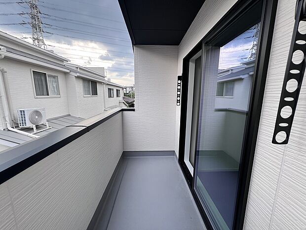 【同仕様写真(その他内観)】南東向きのバルコニー(同仕様)