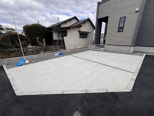 【駐車場】お車は2台並列で駐車可能です(1号棟)