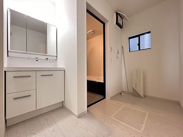 【洗面台・洗面所】脱衣所は広めの設計 三面鏡仕様の洗面化粧台付き(1号棟)