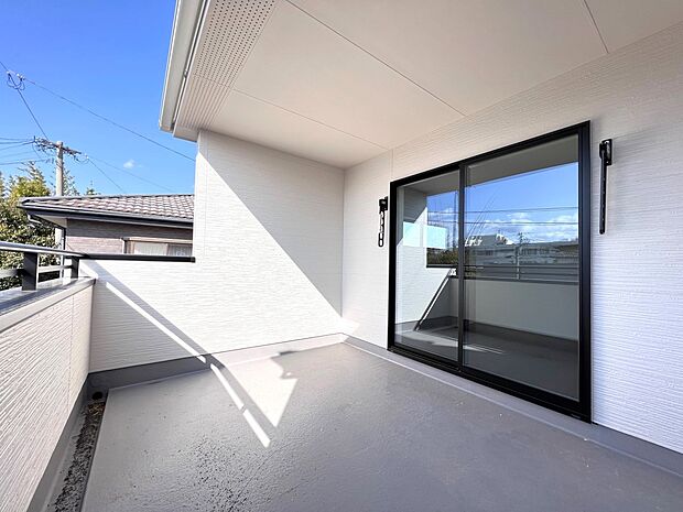 【同仕様写真(その他内観)】2階にはバルコニーを設置いたします(2号棟同仕様)