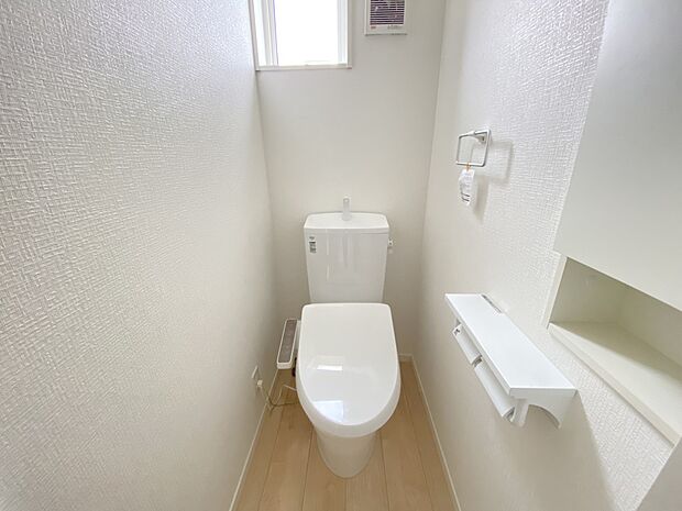 【同仕様写真(その他内観)】トイレは各階にご用意。ウォシュレット機能付き(同仕様)