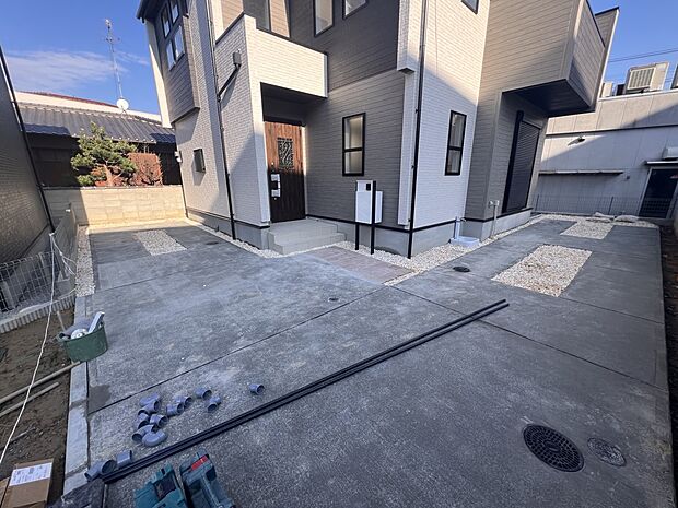 【駐車場】お車は2台駐車可能です(2号棟)