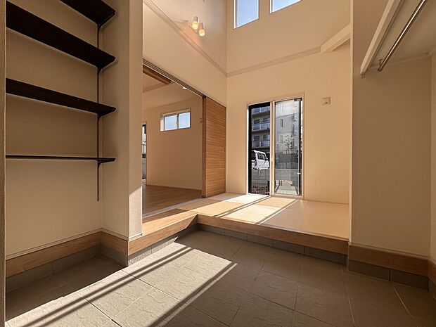 【その他内観】玄関～リビングを繋ぐマルチエントランス　ライフスタイルに合わせた自由な使い方が可能です(1号棟)