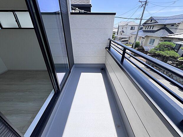 【同仕様写真(その他内観)】南向きのバルコニーは陽当たり良好!(1号棟同仕様)