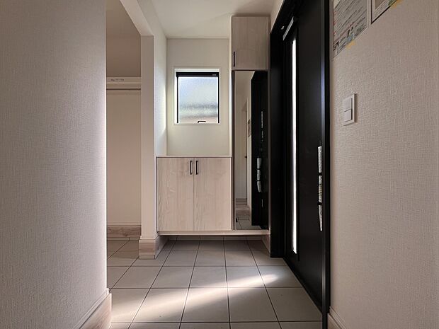 【玄関】シューズボックス、シューズインクローク付きの玄関