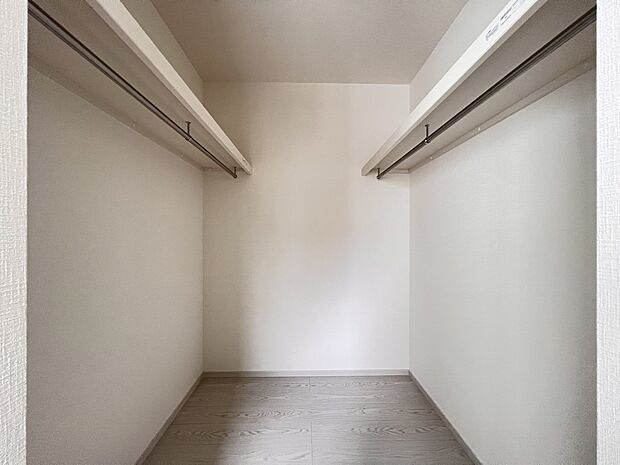 【ウォークインクローゼット】ハンガーパイプ付きのウォークインクローゼット